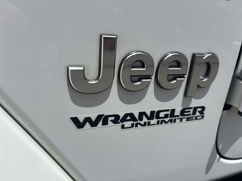 Used 2022 Jeep Wrangler Unlimited Sahara w/ Cold Weather Group AWD/4WD image 18