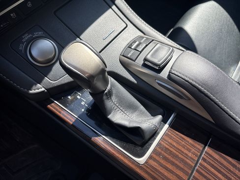 Used 2016 Lexus ES 350 w/ Luxury Package w/Wood Trim image 10