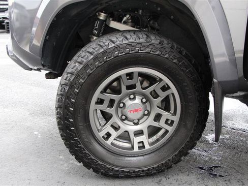 Used 2018 Toyota Tacoma TRD Sport w/ Technology Package image 42