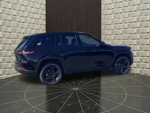 Used 2023 Jeep Grand Cherokee Altitude AWD/4WD image 5