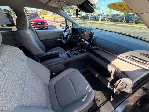 Used 2022 Toyota Sienna LE FWD image 12