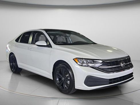 Used 2023 Volkswagen Jetta SE w/ Panoramic Sunroof Package FWD image 9