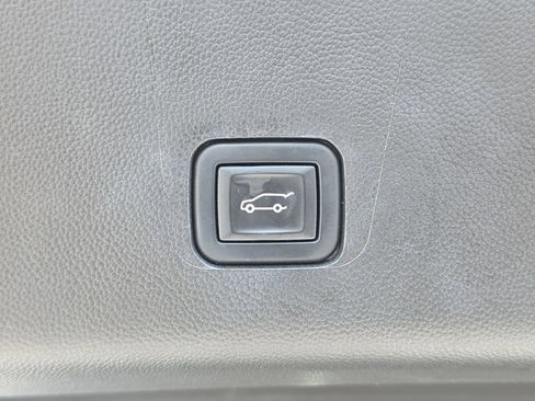 Used 2022 Chevrolet Traverse Premier AWD/4WD image 32
