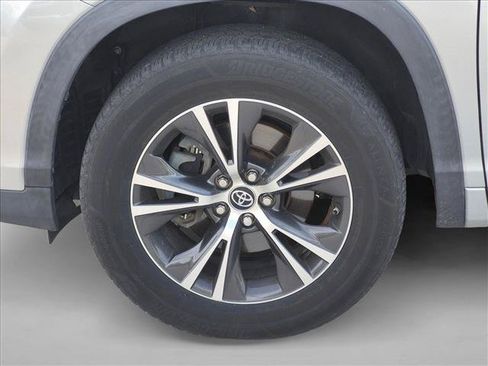 Used 2018 Toyota Highlander LE FWD image 6
