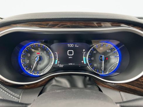Used 2023 Chrysler Pacifica Limited FWD image 27