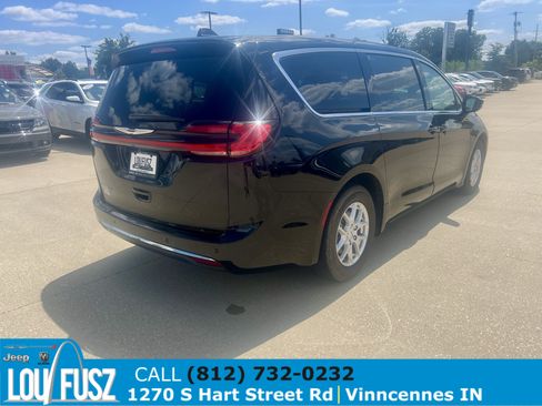 Used 2024 Chrysler Pacifica Touring-L FWD image 6