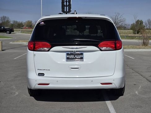 Used 2018 Chrysler Pacifica L image 6