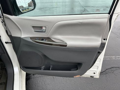 Used 2015 Toyota Sienna XLE image 25