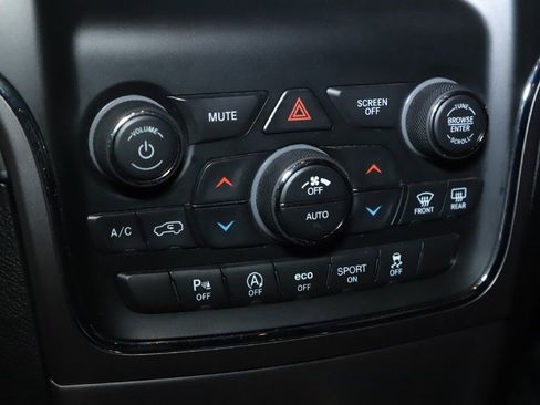 Used 2019 Jeep Grand Cherokee Laredo image 28