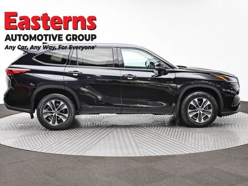 Used 2021 Toyota Highlander XLE AWD/4WD image 4