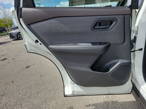 Used 2022 Nissan Rogue S image 12