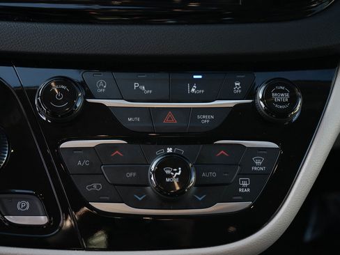 Used 2024 Chrysler Pacifica Touring-L image 16