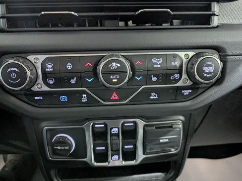 Used 2025 Jeep Wrangler Unlimited Sahara image 25