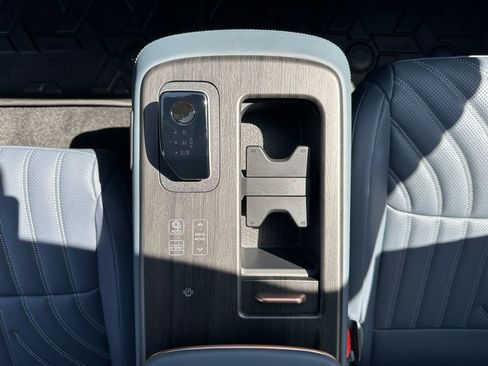 Used 2025 Nissan Ariya Platinum image 18