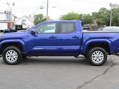 Used 2025 Toyota Tacoma SR5 AWD/4WD image 4