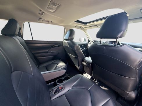 Used 2020 Toyota Highlander XLE image 31