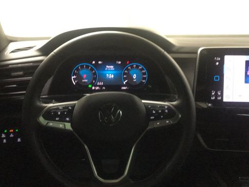 Used 2024 Volkswagen Atlas Cross Sport SE w/ Panoramic Sunroof Package FWD image 20