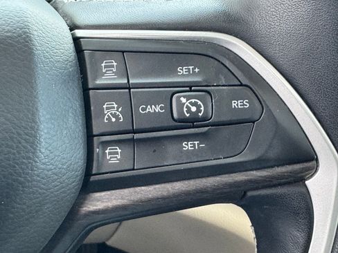 Used 2022 Jeep Grand Cherokee L Limited image 23