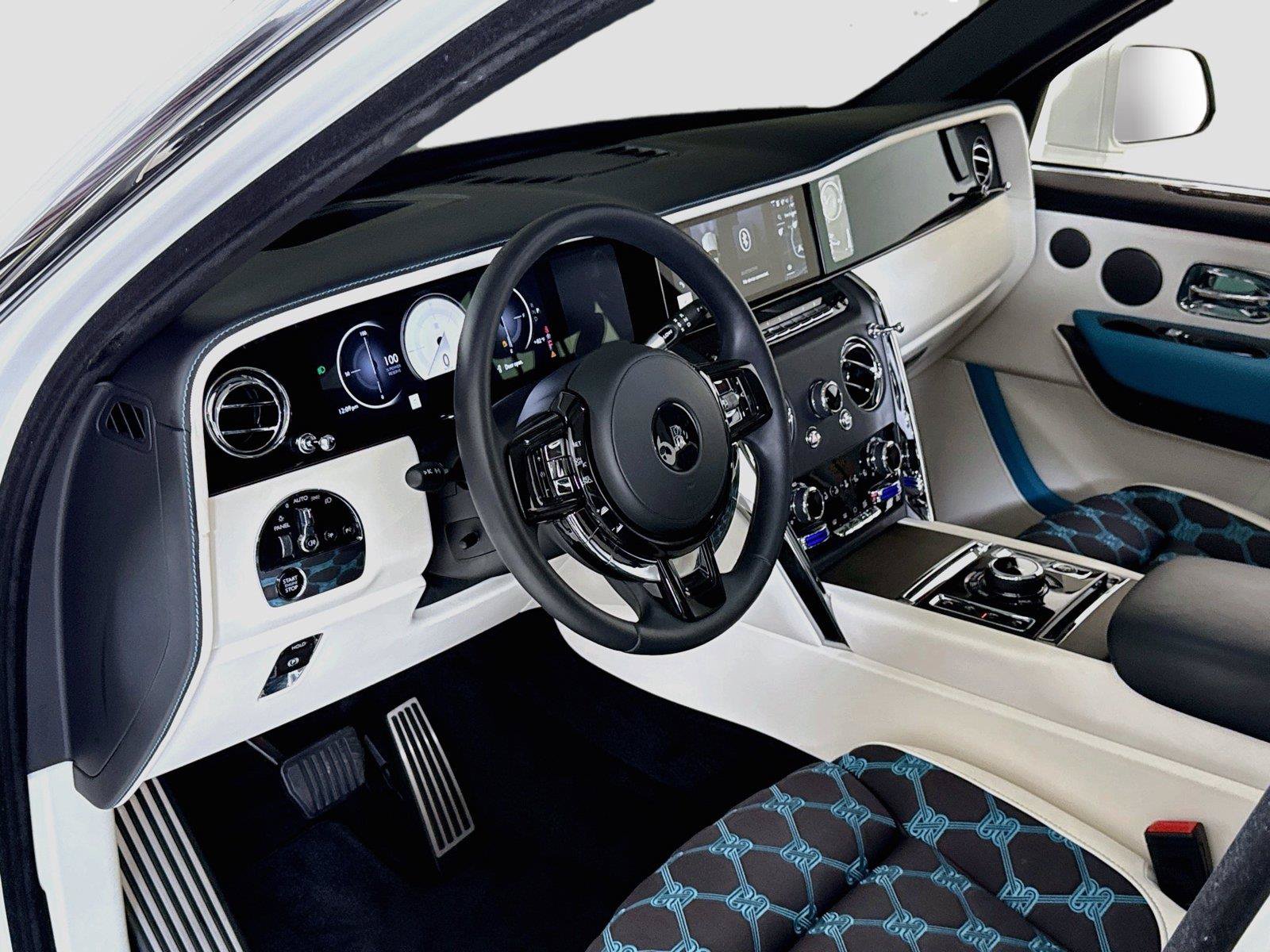 Used 2025 Rolls-Royce Cullinan AWD/4WD image 14