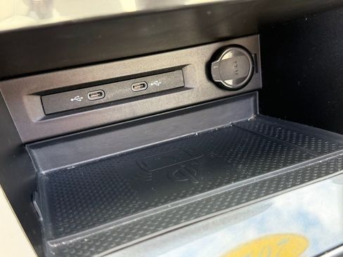 Used 2023 Volkswagen Tiguan SE R-Line image 4