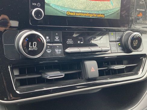 Used 2025 Toyota Highlander LE image 24