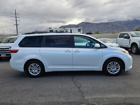 Used 2017 Toyota Sienna XLE w/ XLE Navigation Package FWD image 2