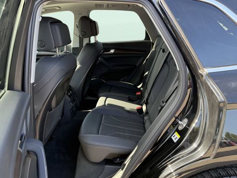 Used 2024 Audi Q5 e Premium w/ Convenience Package image 33