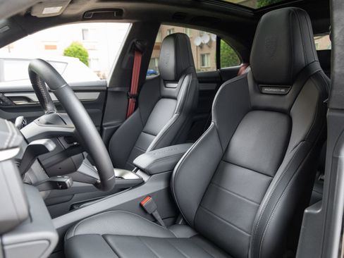 Certified 2025 Porsche Macan Turbo Electric AWD/4WD image 5