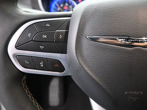 Used 2025 Chrysler Pacifica Select FWD image 2