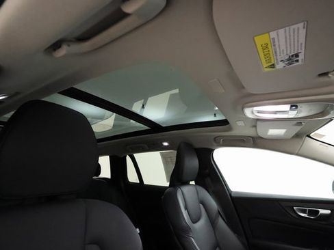 Used 2024 Volvo V60 B5 Cross Country Plus image 23