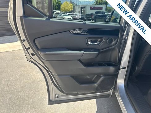Used 2025 Honda Pilot TrailSport image 17