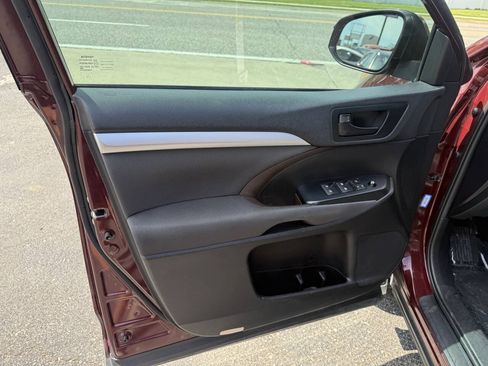 Used 2019 Toyota Highlander LE FWD image 16