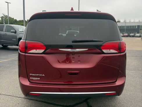 Used 2018 Chrysler Pacifica Touring-L FWD image 7