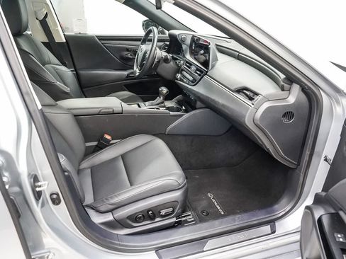 Used 2025 Lexus ES 300h w/ Premium Package FWD image 17