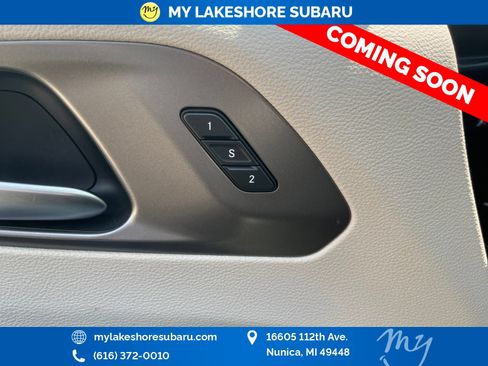 Used 2020 Chrysler Pacifica Touring-L FWD image 11