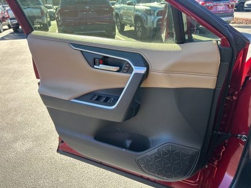 Used 2020 Toyota RAV4 Limited image 29