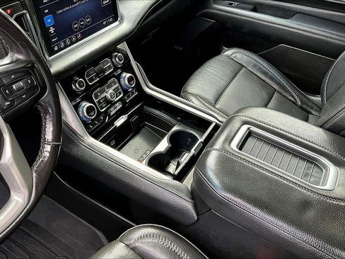Used 2021 GMC Yukon XL Denali w/ Denali Premium Package image 16