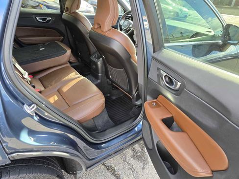 Used 2023 Volvo XC60 T8 Plus image 13