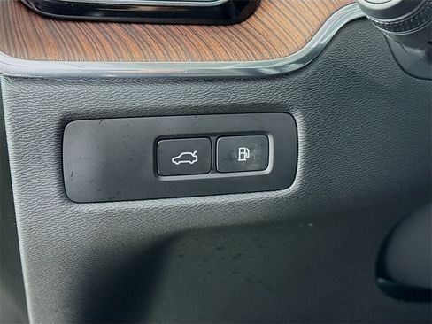 Used 2023 Volvo XC60 T8 Plus image 11