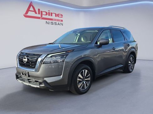 Used 2024 Nissan Pathfinder SL image 1