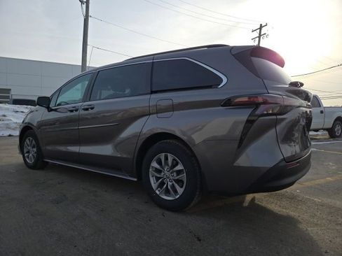 Used 2023 Toyota Sienna LE image 5