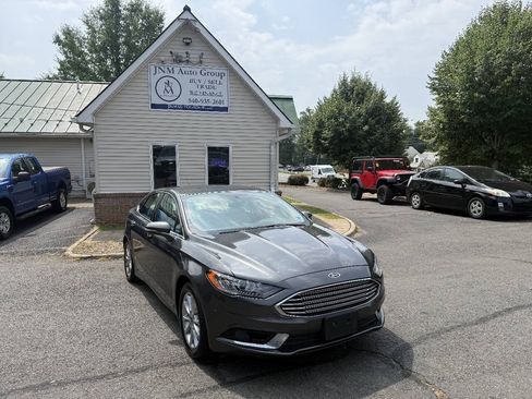 Used 2017 Ford Fusion SE w/ Fusion SE Technology Package FWD image 1