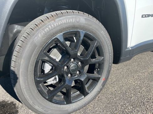 New 2026 Jeep Compass Latitude image 9