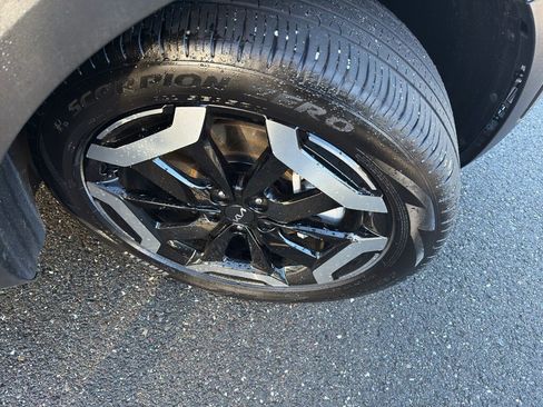 Used 2025 Kia Telluride EX w/ EX Captain's Chair Package image 6