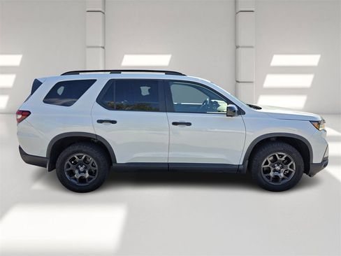 Used 2023 Honda Pilot TrailSport image 3