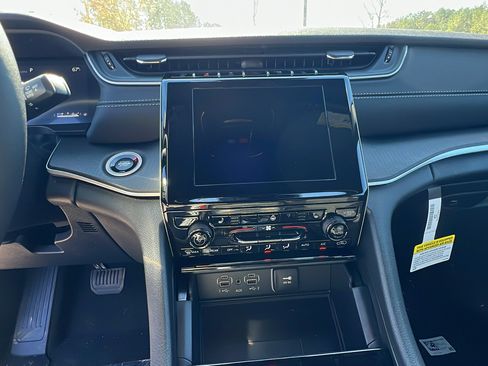 New 2025 Jeep Grand Cherokee Altitude image 28