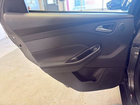 Used 2016 Ford Focus Titanium FWD image 29
