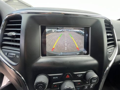 Used 2018 Jeep Grand Cherokee Laredo image 29