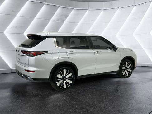 Used 2025 Mitsubishi Outlander SE image 4