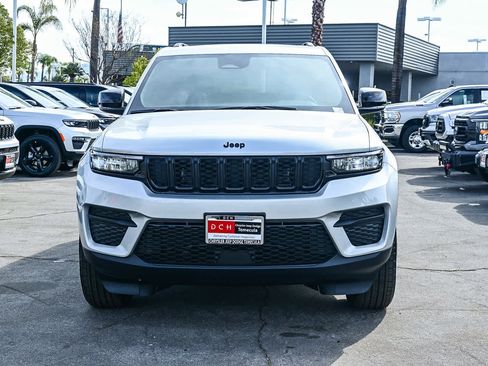 New 2025 Jeep Grand Cherokee Altitude image 2